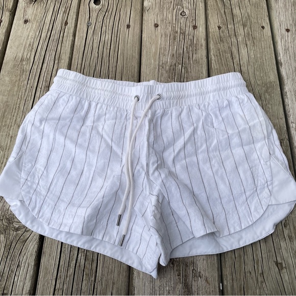 Athleta women’s white and gray striped shorts Sz 8 - Picture 1 of 6